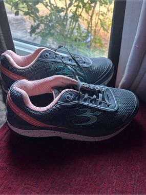 Women's Athletic Walking Sneakers in Gray with Pink Lining